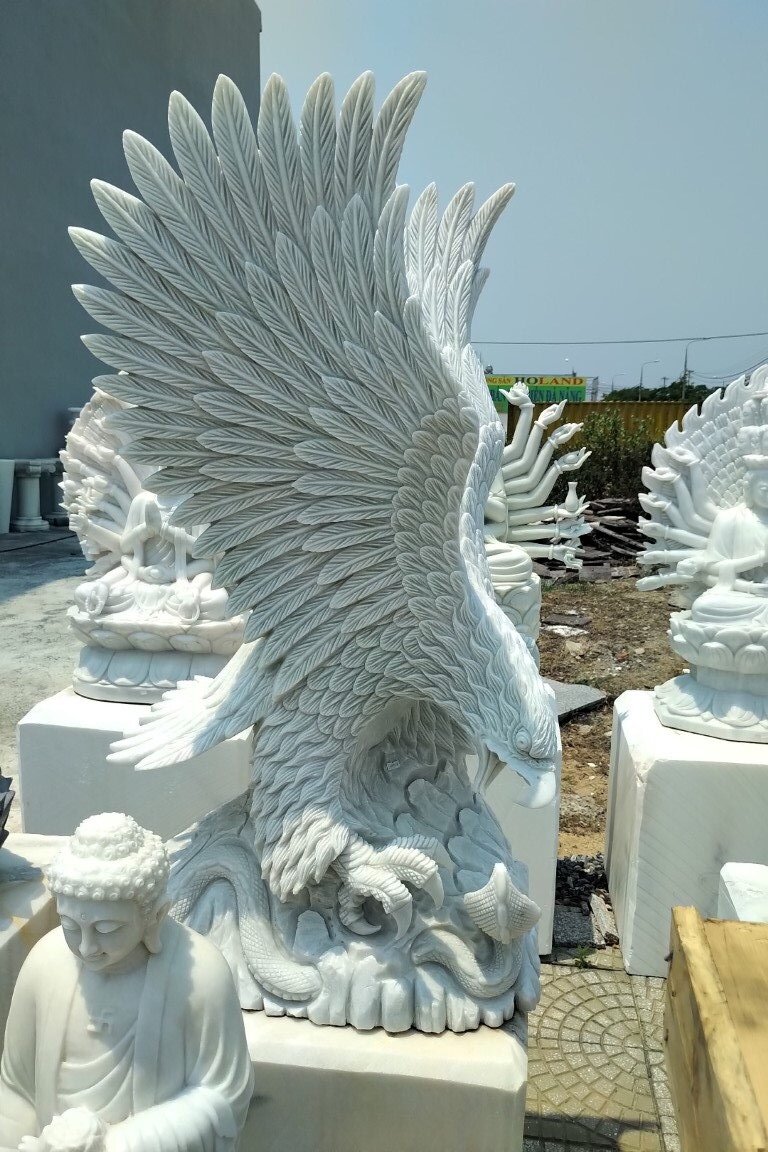 yard-statue-of-an-eagle